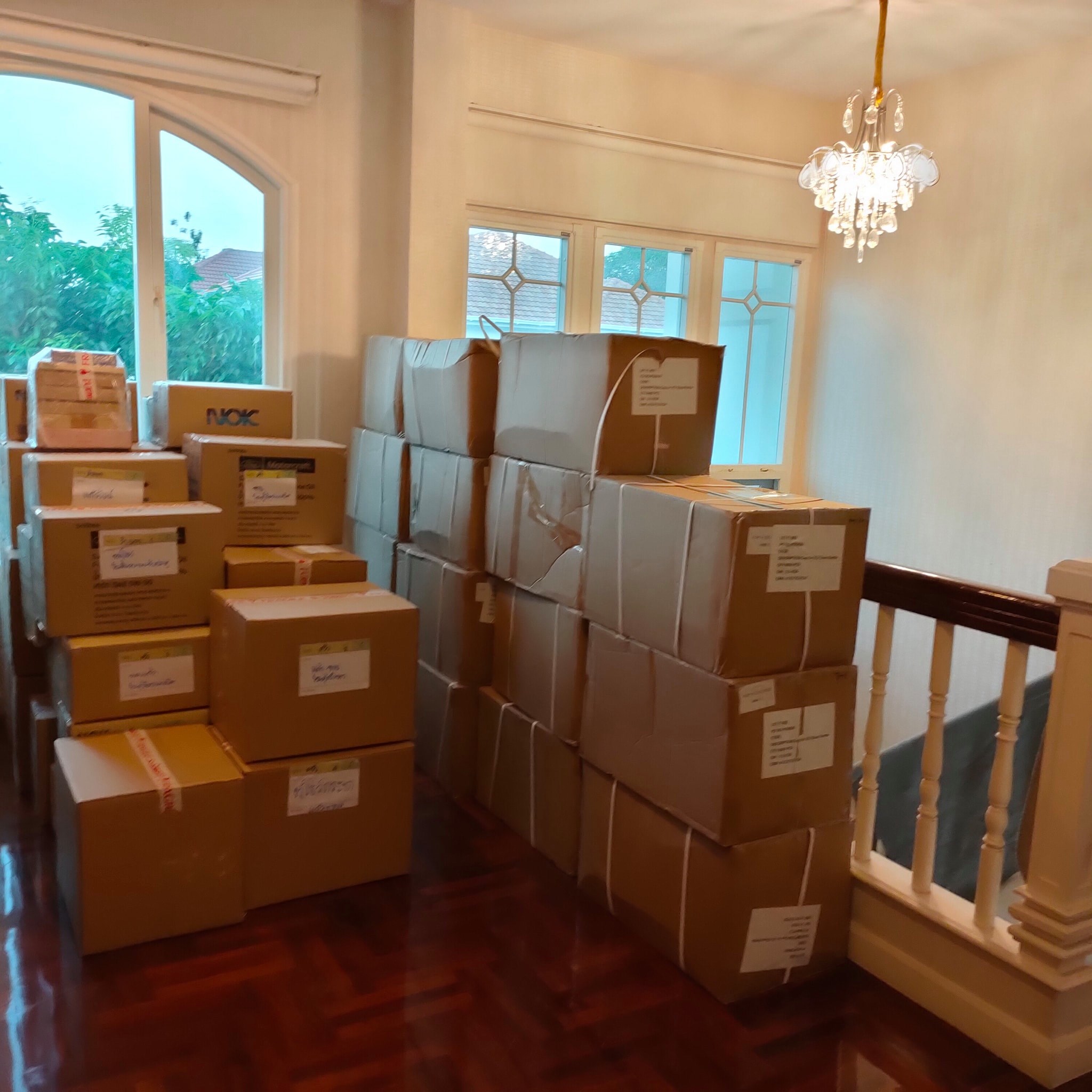 เก็บย้ายเครื่องแก้วของสะสม จากคอนโดไปบ้าน