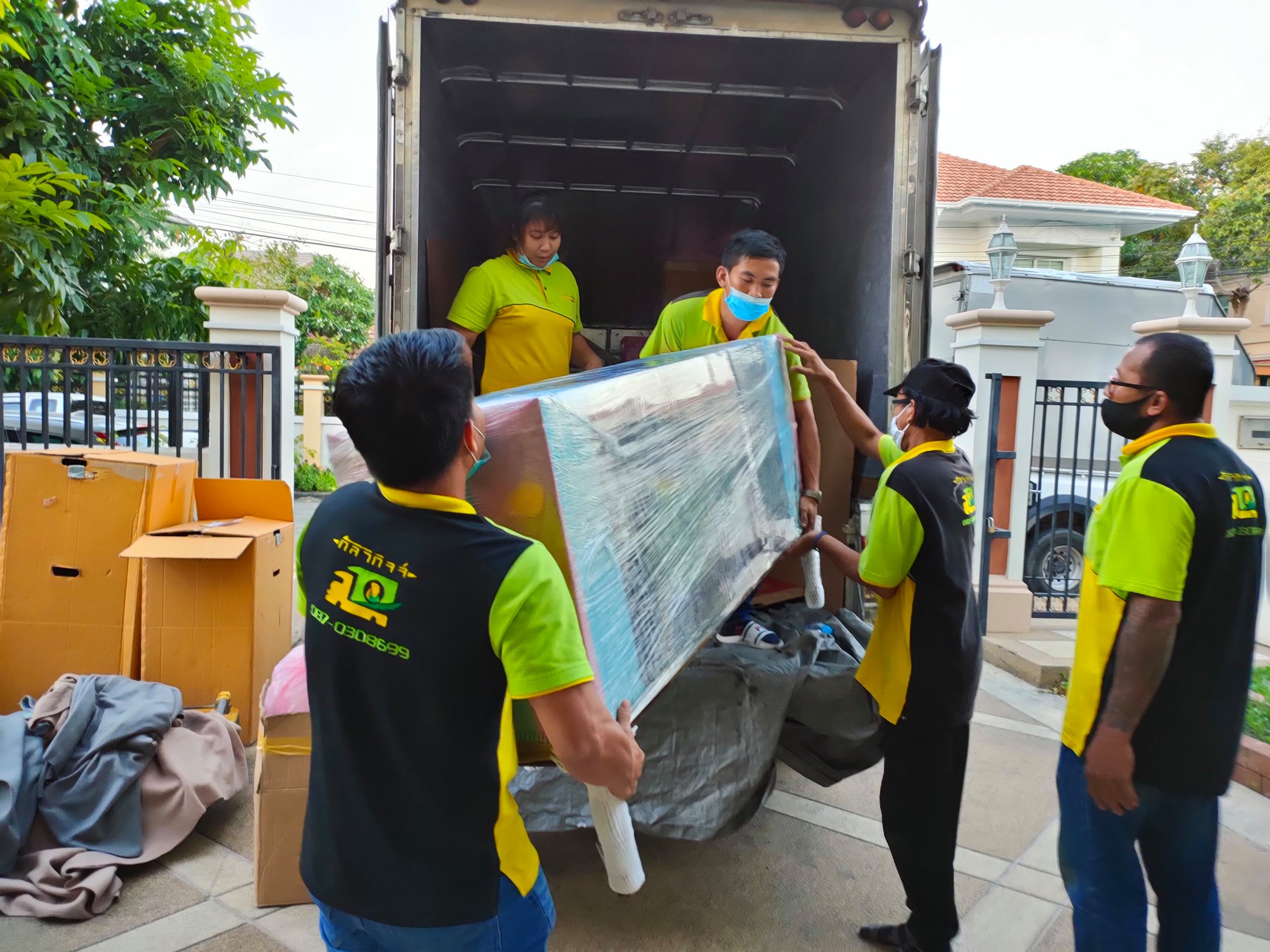 เก็บย้ายเครื่องแก้วของสะสม จากคอนโดไปบ้าน