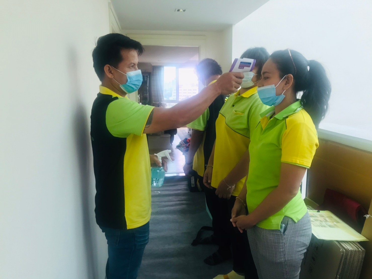 เก็บย้ายเครื่องแก้วของสะสม จากคอนโดไปบ้าน